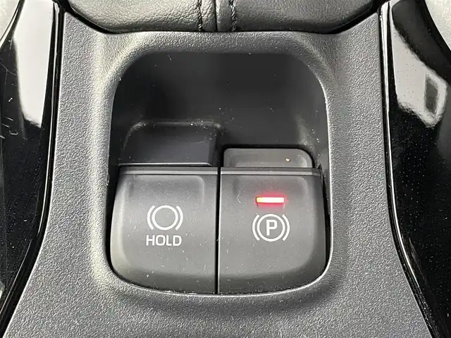 トヨタ カローラ クロス ハイブリッド Z 道央・札幌 2024(令6)年 1.2万km アティチュードブラックマイカ ・４WD/・サンルーフ/・10.5型ディスプレイオーディオ（コネクティッドナビ対応）Plus/　Miracast/BT/USB/フルセグTV/・ステアリングスイッチ/・パノラミックビューモニター/・ビルトインETC2.0/・ドライブレコーダー前後/・トヨタセーフティセンス/・プリクラッシュセーフティ/・レーンキープアシスト/・ブラインドスポットモニター/・クリアランスソナー/・アダプティブクルーズコントロール/・オートマチックハイビーム/・パーキングアシスト/・アイドリングストップ/・横滑り防止装置/・ABS/・LEDヘッドライト/・オートライト/・ハーフレザーシート/・D+N席シートヒーター/・D席パワーシート/・革巻きステアリング/・パワーバックドア/・純正１８インチAW/・純正フロアマット/・プッシュスタート/・スマートキー/・スペアキー