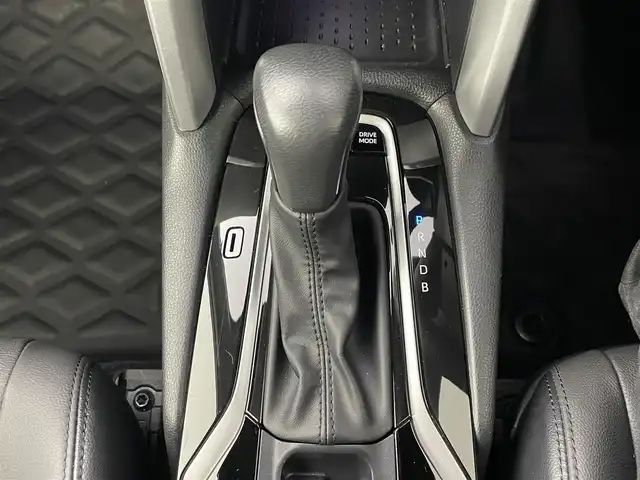 トヨタ カローラ クロス ハイブリッド Z 道央・札幌 2024(令6)年 1.2万km アティチュードブラックマイカ ・４WD/・サンルーフ/・10.5型ディスプレイオーディオ（コネクティッドナビ対応）Plus/　Miracast/BT/USB/フルセグTV/・ステアリングスイッチ/・パノラミックビューモニター/・ビルトインETC2.0/・ドライブレコーダー前後/・トヨタセーフティセンス/・プリクラッシュセーフティ/・レーンキープアシスト/・ブラインドスポットモニター/・クリアランスソナー/・アダプティブクルーズコントロール/・オートマチックハイビーム/・パーキングアシスト/・アイドリングストップ/・横滑り防止装置/・ABS/・LEDヘッドライト/・オートライト/・ハーフレザーシート/・D+N席シートヒーター/・D席パワーシート/・革巻きステアリング/・パワーバックドア/・純正１８インチAW/・純正フロアマット/・プッシュスタート/・スマートキー/・スペアキー