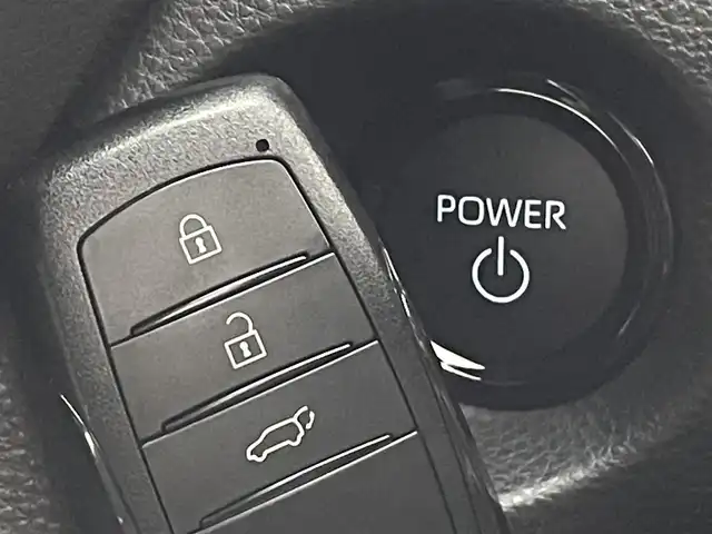 トヨタ カローラ クロス ハイブリッド Z 道央・札幌 2024(令6)年 1.2万km アティチュードブラックマイカ ・４WD/・サンルーフ/・10.5型ディスプレイオーディオ（コネクティッドナビ対応）Plus/　Miracast/BT/USB/フルセグTV/・ステアリングスイッチ/・パノラミックビューモニター/・ビルトインETC2.0/・ドライブレコーダー前後/・トヨタセーフティセンス/・プリクラッシュセーフティ/・レーンキープアシスト/・ブラインドスポットモニター/・クリアランスソナー/・アダプティブクルーズコントロール/・オートマチックハイビーム/・パーキングアシスト/・アイドリングストップ/・横滑り防止装置/・ABS/・LEDヘッドライト/・オートライト/・ハーフレザーシート/・D+N席シートヒーター/・D席パワーシート/・革巻きステアリング/・パワーバックドア/・純正１８インチAW/・純正フロアマット/・プッシュスタート/・スマートキー/・スペアキー