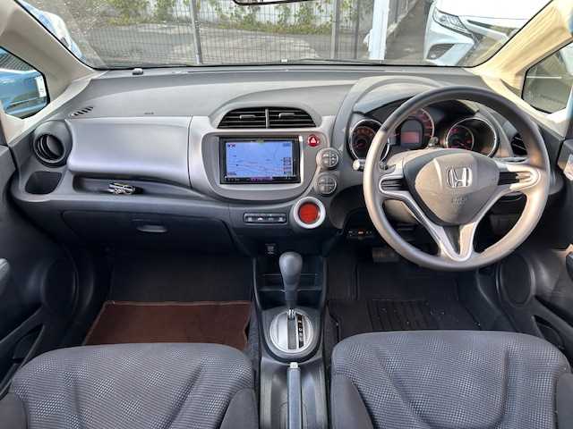 ホンダ フィット G スマートセレ ファインスタイル 静岡県 2013(平25)年 9.6万km アラバスターシルバーメタリック 社外ナビ/ドライブレコーダー/ETC/純正フロアマット/社外アルミホイール/パワーステアリング/パワーウィンドウ/ハロゲンヘッドライト/リモコンキー/ABS/横滑り防止装置