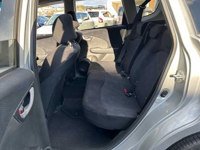 ホンダ フィット G スマートセレ ファインスタイル 静岡県 2013(平25)年 9.6万km アラバスターシルバーメタリック 社外ナビ/ドライブレコーダー/ETC/純正フロアマット/社外アルミホイール/パワーステアリング/パワーウィンドウ/ハロゲンヘッドライト/リモコンキー/ABS/横滑り防止装置