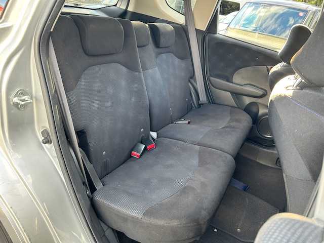 ホンダ フィット G スマートセレ ファインスタイル 静岡県 2013(平25)年 9.6万km アラバスターシルバーメタリック 社外ナビ/ドライブレコーダー/ETC/純正フロアマット/社外アルミホイール/パワーステアリング/パワーウィンドウ/ハロゲンヘッドライト/リモコンキー/ABS/横滑り防止装置