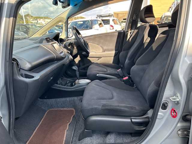 ホンダ フィット G スマートセレ ファインスタイル 静岡県 2013(平25)年 9.6万km アラバスターシルバーメタリック 社外ナビ/ドライブレコーダー/ETC/純正フロアマット/社外アルミホイール/パワーステアリング/パワーウィンドウ/ハロゲンヘッドライト/リモコンキー/ABS/横滑り防止装置