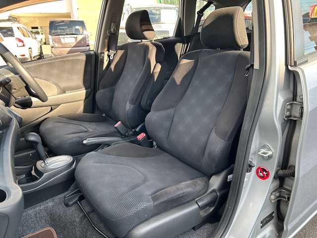 ホンダ フィット G スマートセレ ファインスタイル 静岡県 2013(平25)年 9.6万km アラバスターシルバーメタリック 社外ナビ/ドライブレコーダー/ETC/純正フロアマット/社外アルミホイール/パワーステアリング/パワーウィンドウ/ハロゲンヘッドライト/リモコンキー/ABS/横滑り防止装置