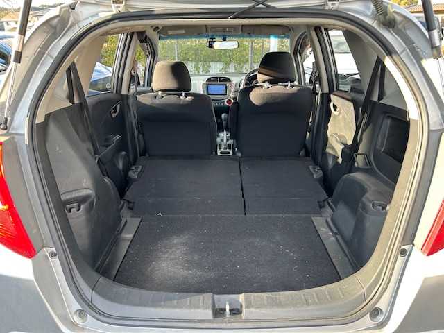 ホンダ フィット G スマートセレ ファインスタイル 静岡県 2013(平25)年 9.6万km アラバスターシルバーメタリック 社外ナビ/ドライブレコーダー/ETC/純正フロアマット/社外アルミホイール/パワーステアリング/パワーウィンドウ/ハロゲンヘッドライト/リモコンキー/ABS/横滑り防止装置