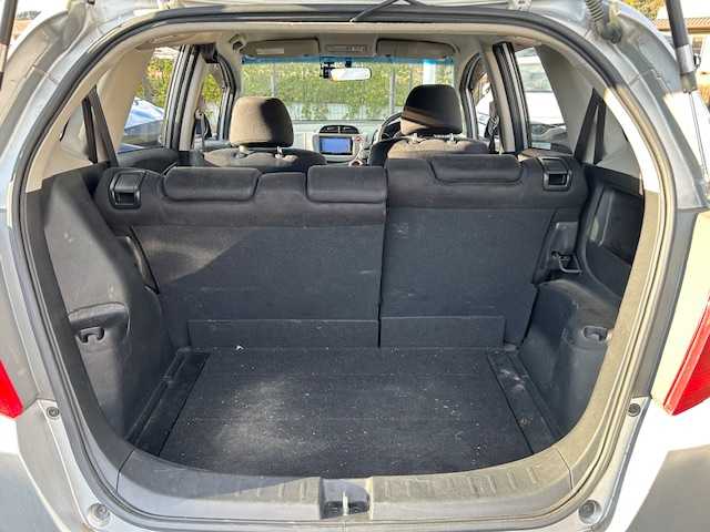 ホンダ フィット G スマートセレ ファインスタイル 静岡県 2013(平25)年 9.6万km アラバスターシルバーメタリック 社外ナビ/ドライブレコーダー/ETC/純正フロアマット/社外アルミホイール/パワーステアリング/パワーウィンドウ/ハロゲンヘッドライト/リモコンキー/ABS/横滑り防止装置