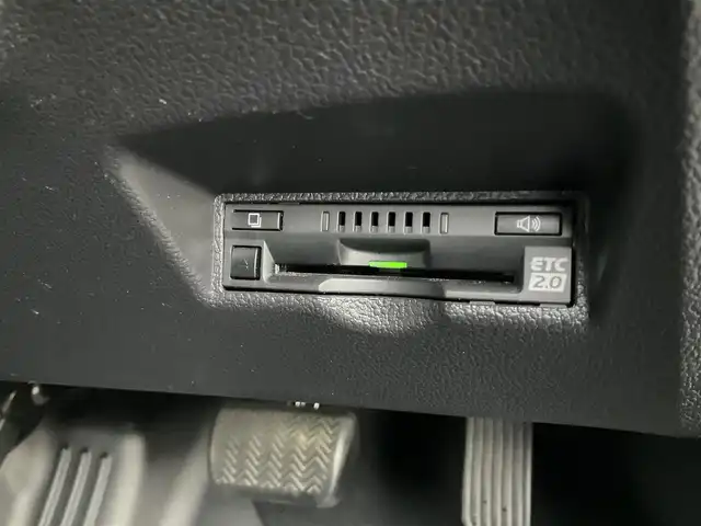 トヨタ プリウス A プレミアム　ツーリングセレ 滋賀県 2020(令2)年 7.9万km ホワイトパールクリスタルシャイン 車検9年5月まで/トヨタセーフティセンス/ブラインドスポットモニター/レーダークルーズコントロール/純正9インチナビ/Bluetooth、HDMI、フルセグテレビ/バックカメラ/ビルトインETC2.0/社外デジタルインナーミラー&前後ドライブレコーダー/前席シートヒーター&シートベンチレーション/ヘッドアップディスプレイ/LEDヘッドライト、LEDフォグランプ/純正17インチアルミホイール/アクセサリーコンセント/スペアキー有り/取扱説明書、保証書