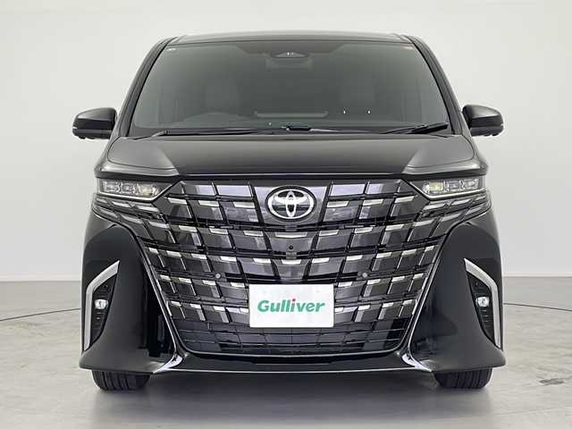 トヨタ アルファードハイブリット Z 岐阜県 2025(令7)年 0.4万km ブラック 純正14インチディスプレイオーディオPlus/トヨタチームメイト/カラードヘッドアップディスプレイ/ユニバーサルステップ/・コネクティッドナビ対応/・Bluetoothオーディオ/・USBオーディオ/・フルセグTV/JBLプレミアムサウンドシステム/ワンオーナー/左右独立ムーンルーフ/パワーサンシェード/純正フリップダウンモニター/デジタルインナーミラー/パノラミックビューモニター/デュアルパワースライドドア/パワーバックドア/黒合成皮革シート/・パワーシート/・シートメモリー/・シートヒーター/・ベンチレーション/3眼LEDヘッドランプ/純正18インチＡＷ/置くだけ充電/トヨタチームメイト/・プリクラッシュセーフティ/・フロントクロストラフィックアラート（FCTA）/・レーンチェンジアシスト/・レーンディパーチャーアラート（LDA）/・レーダークルーズコントロール/・オートマチックハイビーム（AHB）/・ロードサインアシスト（RSA）/・ブラインドスポットモニター/取扱説明書/保証書/スマートキー×2/外部給電アタッチメント