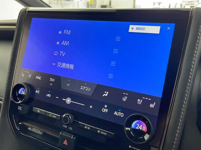 トヨタ アルファードハイブリット Z 岐阜県 2025(令7)年 0.4万km ブラック 純正14インチディスプレイオーディオPlus/トヨタチームメイト/カラードヘッドアップディスプレイ/ユニバーサルステップ/・コネクティッドナビ対応/・Bluetoothオーディオ/・USBオーディオ/・フルセグTV/JBLプレミアムサウンドシステム/ワンオーナー/左右独立ムーンルーフ/パワーサンシェード/純正フリップダウンモニター/デジタルインナーミラー/パノラミックビューモニター/デュアルパワースライドドア/パワーバックドア/黒合成皮革シート/・パワーシート/・シートメモリー/・シートヒーター/・ベンチレーション/3眼LEDヘッドランプ/純正18インチＡＷ/置くだけ充電/トヨタチームメイト/・プリクラッシュセーフティ/・フロントクロストラフィックアラート（FCTA）/・レーンチェンジアシスト/・レーンディパーチャーアラート（LDA）/・レーダークルーズコントロール/・オートマチックハイビーム（AHB）/・ロードサインアシスト（RSA）/・ブラインドスポットモニター/取扱説明書/保証書/スマートキー×2/外部給電アタッチメント