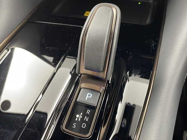 トヨタ アルファードハイブリット Z 岐阜県 2025(令7)年 0.4万km ブラック 純正14インチディスプレイオーディオPlus/トヨタチームメイト/カラードヘッドアップディスプレイ/ユニバーサルステップ/・コネクティッドナビ対応/・Bluetoothオーディオ/・USBオーディオ/・フルセグTV/JBLプレミアムサウンドシステム/ワンオーナー/左右独立ムーンルーフ/パワーサンシェード/純正フリップダウンモニター/デジタルインナーミラー/パノラミックビューモニター/デュアルパワースライドドア/パワーバックドア/黒合成皮革シート/・パワーシート/・シートメモリー/・シートヒーター/・ベンチレーション/3眼LEDヘッドランプ/純正18インチＡＷ/置くだけ充電/トヨタチームメイト/・プリクラッシュセーフティ/・フロントクロストラフィックアラート（FCTA）/・レーンチェンジアシスト/・レーンディパーチャーアラート（LDA）/・レーダークルーズコントロール/・オートマチックハイビーム（AHB）/・ロードサインアシスト（RSA）/・ブラインドスポットモニター/取扱説明書/保証書/スマートキー×2/外部給電アタッチメント