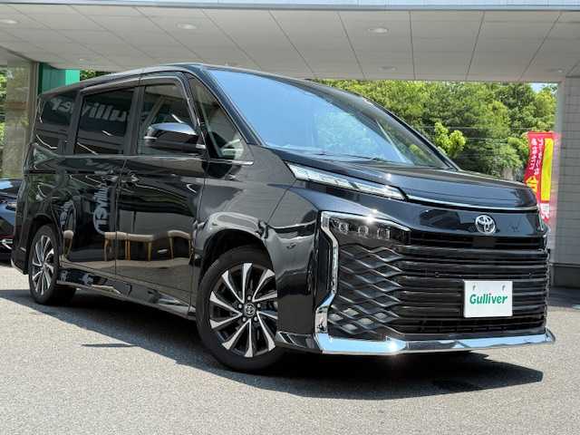 トヨタ ヴォクシー S－Z 大阪府 2023(令5)年 2.3万km グリッターブラックガラスフレーク /禁煙ワンオーナー//メーカーOP10.5型DAナビ付き//CD/Bluetooth/フルTV/DVD/HDMI//13.2型フリップダウンモニター【V14T-R72R】//快適利便パッケージ High//両側パワースライドドア//1列・２列目シートヒーター//2列目オットマン//ステアリングヒーター//パワーバックドア//ビルトインETC2.0//ハーフレザーシート//純正17AW//オートハイビーム//バックカメラ//コーナーセンサー//前後ドラレコ【TZ-DR210】//レーダークルーズコントロール//レーンキープアシスト