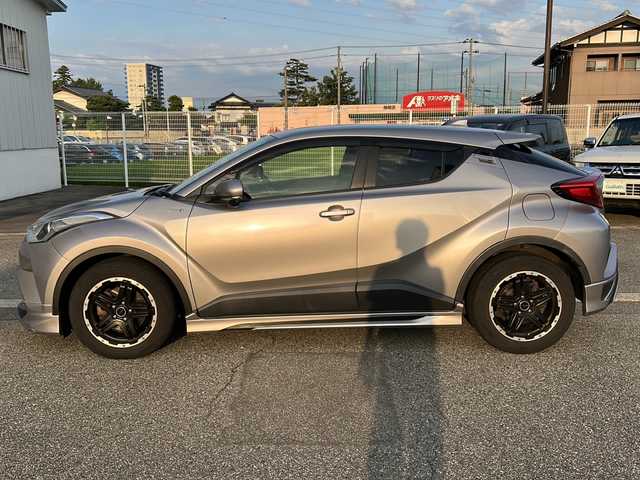 トヨタ Ｃ－ＨＲ S 富山県 2017(平29)年 8.1万km メタルストリームM スマートキー（２本）/純正メモリナビ（NSZT-Y66T）/フルセグTV/Bluetooth/ビルトインETC2.0/バックカメラ/純正フロアマット/純正ドアバイザー/横滑り防止装置/ACC/電動Pブレーキ/電動格納ウィンカーミラー/前ドライブレコーダー（DRT-H66A）/オートライト/オートハイビーム/モデリスタエアロ/保証書/取扱説明書/ナビ取扱説明書/ドラレコ取扱説明書