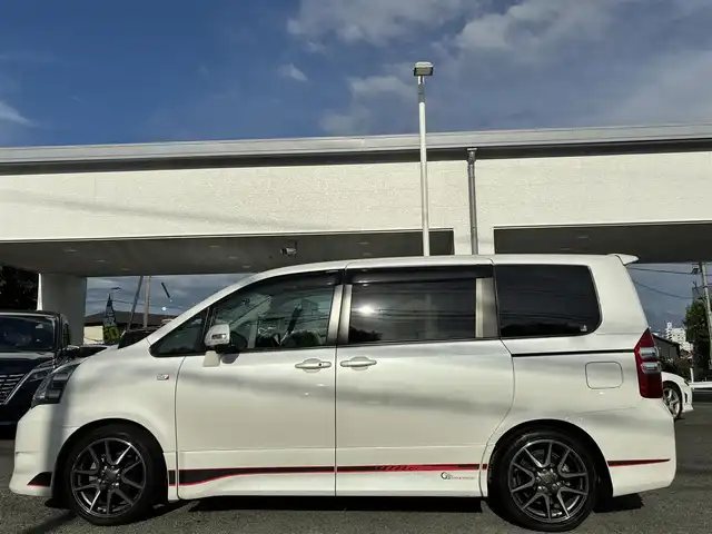 トヨタ ノア Si G’s 熊本県 2013(平25)年 7.8万km ホワイトパールクリスタルシャイン ワンオーナー/純正ナビ（NSZT-W62G）/【フルセグTV/Bluetooth/CD/DVD】/バックカメラ/左側パワースライドドア/パドルシフト/ETC/純正18インチAW/オートライト/ウィンカーミラー/革巻きステアリング/ステアリングスイッチ/プッシュスタート/スマートキー/フロアマット/純正ドアバイザー/ABS/盗難防止装置/保証書