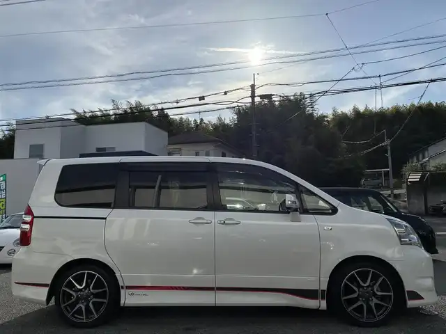 トヨタ ノア Si G’s 熊本県 2013(平25)年 7.8万km ホワイトパールクリスタルシャイン ワンオーナー/純正ナビ（NSZT-W62G）/【フルセグTV/Bluetooth/CD/DVD】/バックカメラ/左側パワースライドドア/パドルシフト/ETC/純正18インチAW/オートライト/ウィンカーミラー/革巻きステアリング/ステアリングスイッチ/プッシュスタート/スマートキー/フロアマット/純正ドアバイザー/ABS/盗難防止装置/保証書