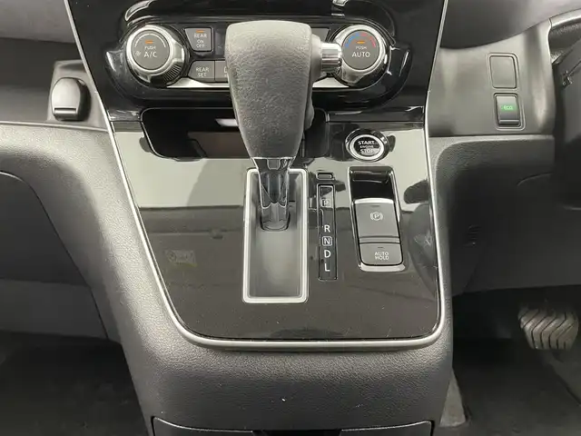 日産 セレナ ハイウェイスター V 大分県 2021(令3)年 2.3万km ブリリアントホワイトパール 純正ナビ/フルセグ/DVD/Bluetooth/アラウンドビューカメラ/エマージェンシーブレーキ/ETC/両側パワスラ/オートLEDライト/前後コーナーセンサー/USB差込口/純正フロアマット/スマートキー