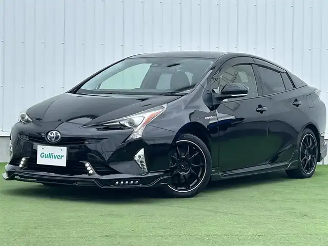 トヨタ プリウス Sセーフティプラス 香川県 2017(平29)年 6.8万km アティチュードブラックマイカ 登録時走行距離：67416km/ディーラー純正SDナビ/　CD DVD BT フルセグTV/バックカメラ/ROWENエアロ/　フロントスポイラー サイドスカート リアアンダースポイラー/GSpeed17インチアルミホイール/プリクラッシュセーフティシステム/レーンキープアシスト/レーダークルーズコントロール/パーキングアシスト/オートハイビーム/オートライト/LEDヘッドライト/フォグランプ/社外デジタルインナーミラー/ビルトインETC/電動格納ウィンカーミラー/ドアバイザー/純正フロアマット/プッシュスタート/スマートキー