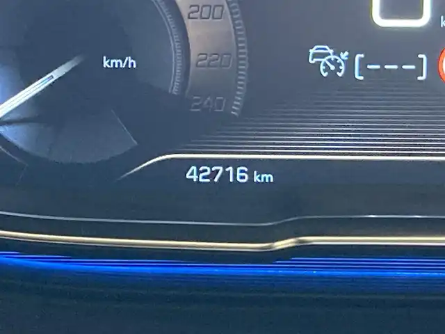 プジョー ３００８ 熊本県 2018(平30)年 4.3万km 緑 Bluetooth/ワイヤレス充電/前後ドライブレコーダー/ETC/バックカメラ/パーキングセンサー/プッシュスタート/スマートキー/電動リアゲート/インテリジェントハイビーム/レーンキープアシスト/ブラインドスポットモニター/ディレクショナルヘッドランプ/ヒルディセントコントロール