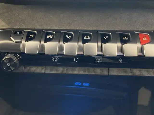 プジョー ３００８ 熊本県 2018(平30)年 4.3万km 緑 Bluetooth/ワイヤレス充電/前後ドライブレコーダー/ETC/バックカメラ/パーキングセンサー/プッシュスタート/スマートキー/電動リアゲート/インテリジェントハイビーム/レーンキープアシスト/ブラインドスポットモニター/ディレクショナルヘッドランプ/ヒルディセントコントロール