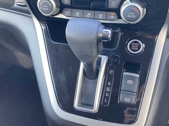 日産 セレナ ハイウェイスター G 佐賀県 2017(平29)年 7.4万km ブリリアントホワイトパール 純正9インチナビ/純正フリップダウンモニター/アラウンドビューモニター/両側パワースライドドア/プロパイロット/エマージェンシーブレーキ/LDW/スマートルームミラー/ETC/ドライブレコーダー/ステアリングリモコン/アイドリングストップ/電動パーキングブレーキ/オートブレーキホールド/プッシュスタート/インテリジェントキー/LEDヘッドライト/フォグライト/純正アルミホイール