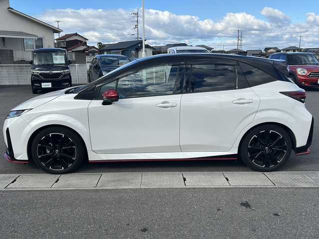 日産 オーラ ニスモ 香川県 2023(令5)年 4.7万km ピュアホワイトパール / スーパーブラック 2トーン 純正メーカーOP9インチワイドディスプレイ（フルセグTV/BT)/アラウンドビューモニター/ブラインドスポットモニター/デジタルインナーミラー/メーカーOPワイヤレス充電/車線逸脱防止支援/ルート減速支援/標識検知支援/ハンドル支援/速度標識表示/制限速度支援/後退時車両検知警報/ふらつき警報/トレースコントロール/パーソナルディスプレイ/プロパイロット/ドライブレコーダー/コーナーセンサー/ビルトインETC2.0/LEDヘッドライト/オートライト/スペアキー