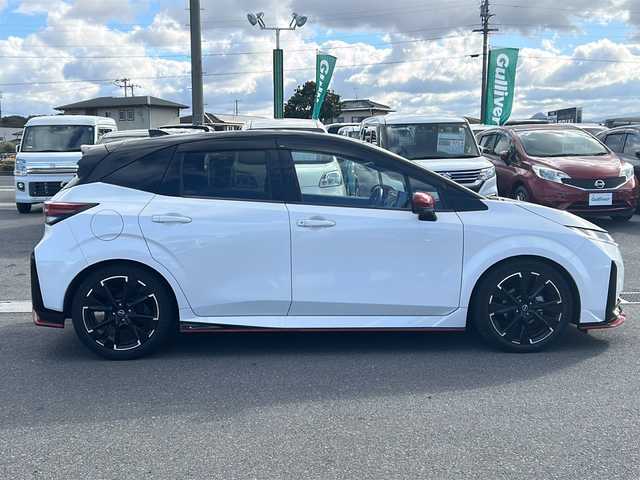 日産 オーラ ニスモ 香川県 2023(令5)年 4.7万km ピュアホワイトパール / スーパーブラック 2トーン 純正メーカーOP9インチワイドディスプレイ（フルセグTV/BT)/アラウンドビューモニター/ブラインドスポットモニター/デジタルインナーミラー/メーカーOPワイヤレス充電/車線逸脱防止支援/ルート減速支援/標識検知支援/ハンドル支援/速度標識表示/制限速度支援/後退時車両検知警報/ふらつき警報/トレースコントロール/パーソナルディスプレイ/プロパイロット/ドライブレコーダー/コーナーセンサー/ビルトインETC2.0/LEDヘッドライト/オートライト/スペアキー