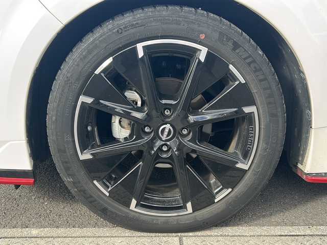 日産 オーラ ニスモ 香川県 2023(令5)年 4.7万km ピュアホワイトパール / スーパーブラック 2トーン 純正メーカーOP9インチワイドディスプレイ（フルセグTV/BT)/アラウンドビューモニター/ブラインドスポットモニター/デジタルインナーミラー/メーカーOPワイヤレス充電/車線逸脱防止支援/ルート減速支援/標識検知支援/ハンドル支援/速度標識表示/制限速度支援/後退時車両検知警報/ふらつき警報/トレースコントロール/パーソナルディスプレイ/プロパイロット/ドライブレコーダー/コーナーセンサー/ビルトインETC2.0/LEDヘッドライト/オートライト/スペアキー