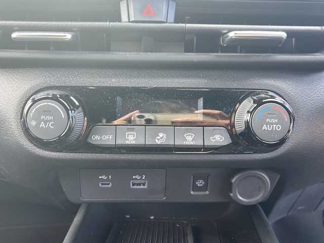 日産 オーラ ニスモ 香川県 2023(令5)年 4.7万km ピュアホワイトパール / スーパーブラック 2トーン 純正メーカーOP9インチワイドディスプレイ（フルセグTV/BT)/アラウンドビューモニター/ブラインドスポットモニター/デジタルインナーミラー/メーカーOPワイヤレス充電/車線逸脱防止支援/ルート減速支援/標識検知支援/ハンドル支援/速度標識表示/制限速度支援/後退時車両検知警報/ふらつき警報/トレースコントロール/パーソナルディスプレイ/プロパイロット/ドライブレコーダー/コーナーセンサー/ビルトインETC2.0/LEDヘッドライト/オートライト/スペアキー