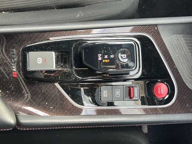 日産 オーラ ニスモ 香川県 2023(令5)年 4.7万km ピュアホワイトパール / スーパーブラック 2トーン 純正メーカーOP9インチワイドディスプレイ（フルセグTV/BT)/アラウンドビューモニター/ブラインドスポットモニター/デジタルインナーミラー/メーカーOPワイヤレス充電/車線逸脱防止支援/ルート減速支援/標識検知支援/ハンドル支援/速度標識表示/制限速度支援/後退時車両検知警報/ふらつき警報/トレースコントロール/パーソナルディスプレイ/プロパイロット/ドライブレコーダー/コーナーセンサー/ビルトインETC2.0/LEDヘッドライト/オートライト/スペアキー