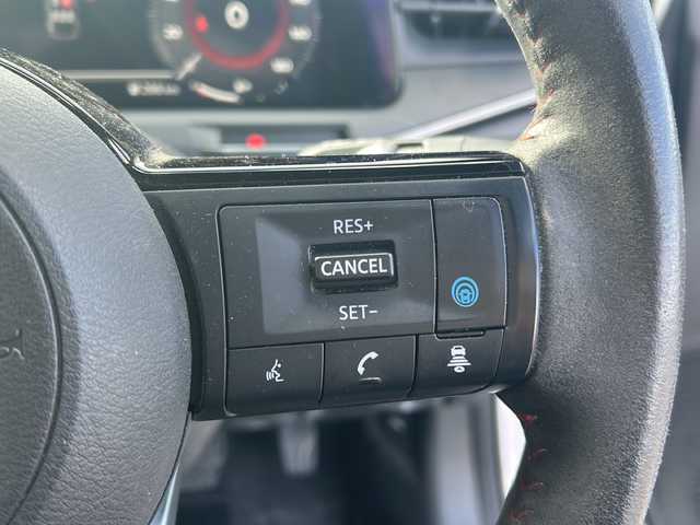 日産 オーラ ニスモ 香川県 2023(令5)年 4.7万km ピュアホワイトパール / スーパーブラック 2トーン 純正メーカーOP9インチワイドディスプレイ（フルセグTV/BT)/アラウンドビューモニター/ブラインドスポットモニター/デジタルインナーミラー/メーカーOPワイヤレス充電/車線逸脱防止支援/ルート減速支援/標識検知支援/ハンドル支援/速度標識表示/制限速度支援/後退時車両検知警報/ふらつき警報/トレースコントロール/パーソナルディスプレイ/プロパイロット/ドライブレコーダー/コーナーセンサー/ビルトインETC2.0/LEDヘッドライト/オートライト/スペアキー