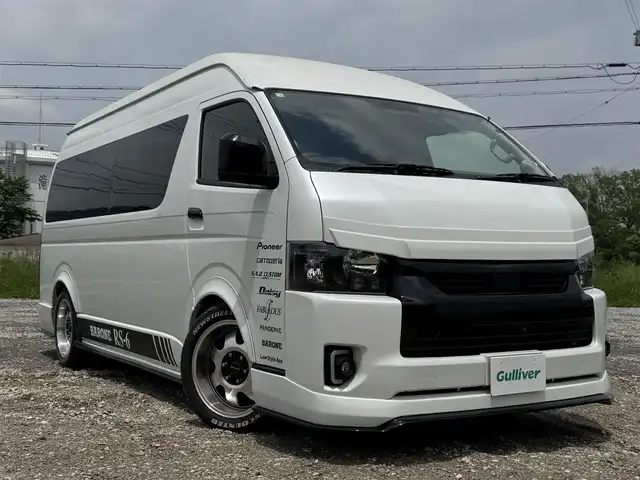トヨタ ハイエース グランドキャビン 兵庫県 2020(令2)年 1.6万km ホワイトパールクリスタルシャイン S.A.Dデイジーフロントスポイラー/S.A.Dデイジーサイドエアロ/S.A.Dエージェントリアバンパー/S.A.Dリアウィング/社外ワイドフェンダー/カロッツェリア9インチナビ/カロッツェリア13.3インチフリップダウン/ファブレスローダウン/DVD再生・BT接続可/フルセグTV/デジタルインナーミラー/バックカメラ/ファブレスBARONE18インチAW/スマートキー×2×/AUTOハイビーム