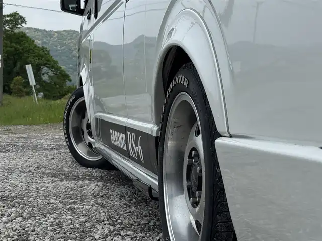 トヨタ ハイエース グランドキャビン 兵庫県 2020(令2)年 1.6万km ホワイトパールクリスタルシャイン S.A.Dデイジーフロントスポイラー/S.A.Dデイジーサイドエアロ/S.A.Dエージェントリアバンパー/S.A.Dリアウィング/社外ワイドフェンダー/カロッツェリア9インチナビ/カロッツェリア13.3インチフリップダウン/ファブレスローダウン/DVD再生・BT接続可/フルセグTV/デジタルインナーミラー/バックカメラ/ファブレスBARONE18インチAW/スマートキー×2×/AUTOハイビーム
