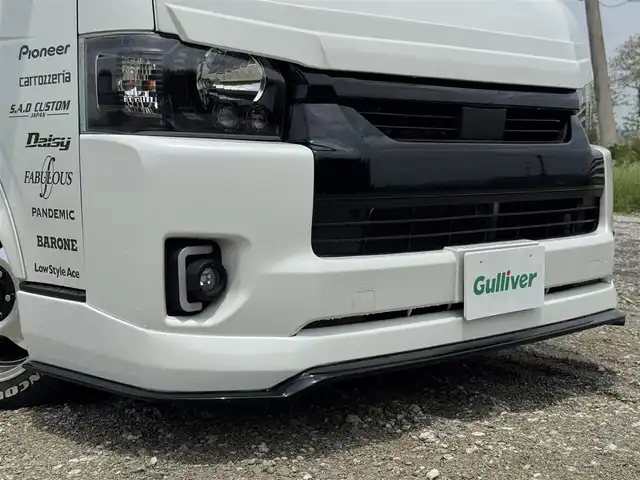 トヨタ ハイエース グランドキャビン 兵庫県 2020(令2)年 1.6万km ホワイトパールクリスタルシャイン S.A.Dデイジーフロントスポイラー/S.A.Dデイジーサイドエアロ/S.A.Dエージェントリアバンパー/S.A.Dリアウィング/社外ワイドフェンダー/カロッツェリア9インチナビ/カロッツェリア13.3インチフリップダウン/ファブレスローダウン/DVD再生・BT接続可/フルセグTV/デジタルインナーミラー/バックカメラ/ファブレスBARONE18インチAW/スマートキー×2×/AUTOハイビーム