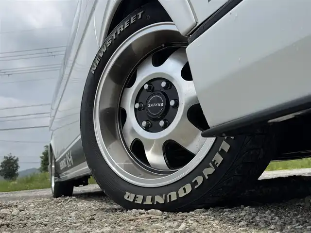 トヨタ ハイエース グランドキャビン 兵庫県 2020(令2)年 1.6万km ホワイトパールクリスタルシャイン S.A.Dデイジーフロントスポイラー/S.A.Dデイジーサイドエアロ/S.A.Dエージェントリアバンパー/S.A.Dリアウィング/社外ワイドフェンダー/カロッツェリア9インチナビ/カロッツェリア13.3インチフリップダウン/ファブレスローダウン/DVD再生・BT接続可/フルセグTV/デジタルインナーミラー/バックカメラ/ファブレスBARONE18インチAW/スマートキー×2×/AUTOハイビーム
