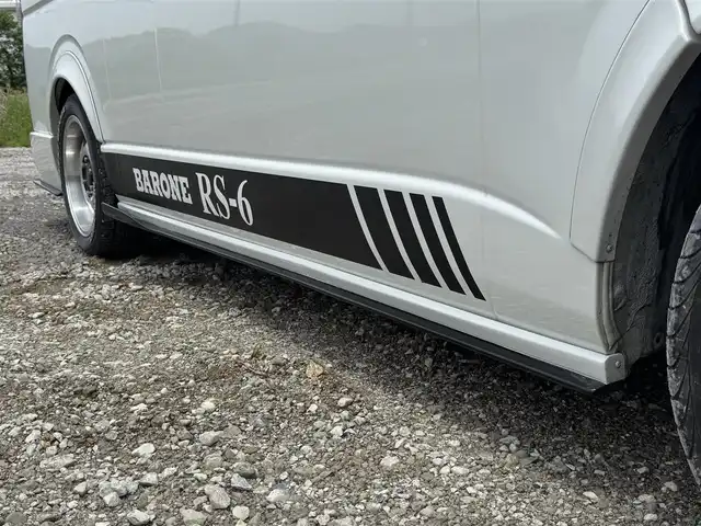トヨタ ハイエース グランドキャビン 兵庫県 2020(令2)年 1.6万km ホワイトパールクリスタルシャイン S.A.Dデイジーフロントスポイラー/S.A.Dデイジーサイドエアロ/S.A.Dエージェントリアバンパー/S.A.Dリアウィング/社外ワイドフェンダー/カロッツェリア9インチナビ/カロッツェリア13.3インチフリップダウン/ファブレスローダウン/DVD再生・BT接続可/フルセグTV/デジタルインナーミラー/バックカメラ/ファブレスBARONE18インチAW/スマートキー×2×/AUTOハイビーム