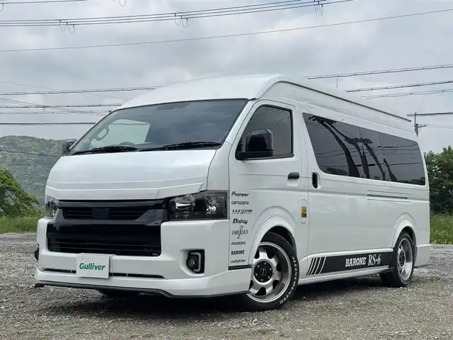 トヨタ ハイエース グランドキャビン 兵庫県 2020(令2)年 1.6万km ホワイトパールクリスタルシャイン S.A.Dデイジーフロントスポイラー/S.A.Dデイジーサイドエアロ/S.A.Dエージェントリアバンパー/S.A.Dリアウィング/社外ワイドフェンダー/カロッツェリア9インチナビ/カロッツェリア13.3インチフリップダウン/ファブレスローダウン/DVD再生・BT接続可/フルセグTV/デジタルインナーミラー/バックカメラ/ファブレスBARONE18インチAW/スマートキー×2×/AUTOハイビーム