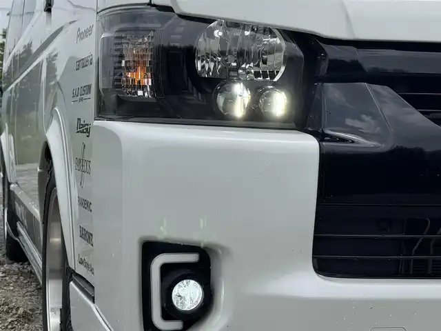 トヨタ ハイエース グランドキャビン 兵庫県 2020(令2)年 1.6万km ホワイトパールクリスタルシャイン S.A.Dデイジーフロントスポイラー/S.A.Dデイジーサイドエアロ/S.A.Dエージェントリアバンパー/S.A.Dリアウィング/社外ワイドフェンダー/カロッツェリア9インチナビ/カロッツェリア13.3インチフリップダウン/ファブレスローダウン/DVD再生・BT接続可/フルセグTV/デジタルインナーミラー/バックカメラ/ファブレスBARONE18インチAW/スマートキー×2×/AUTOハイビーム