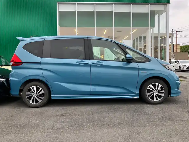 ホンダ フリード ハイブリット EX 静岡県 2016(平28)年 1.6万km ブルーホライゾンM エンジンスタートボタン/スマートキー/アイドリングストップ/パワーステアリング/パワーウィンドウ/寒冷地仕様/オートエアコン/クルーズコントロール/USB入力端子/ETC/バックカメラ/ナビ（CD.BT.フルセグ）/3列シート/ドライブレコーダー/ウォークスルー/純正フロアマット/純正アルミホイール/ハーフレザー/D席N席シートヒーター/両側パワースライドドア/ABS/横滑り防止装置/レーンキープアシスト/オートライト/W+サイドエアバック/衝突軽減システム/カーテンエアバック