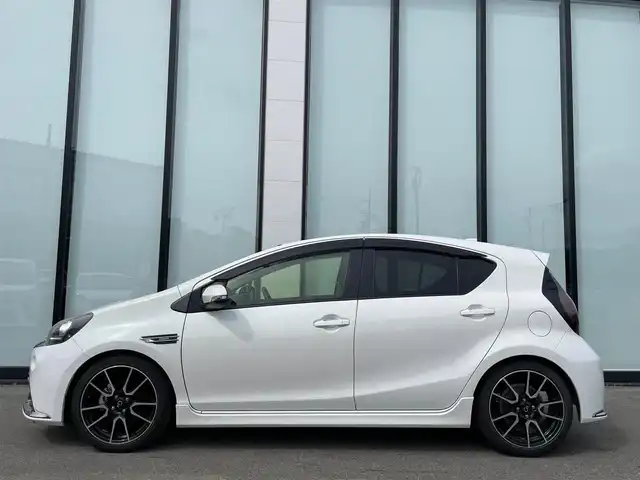 トヨタ アクア G G’s 大阪府 2015(平27)年 2.8万km ライムホワイトパールクリスタルシャイン 純正ナビ/   フルセグTV/CD/DVD/Bluetooth/バックモニター/横滑り防止装置/社外エアロ　/レーンキープアシスト/クルーズコントロール/ステアリングスイッチ/純正17インチアルミホイール/純正フロアマット/プッシュスタート/スマートキー/ハーフレザーシート/ＥＴＣ/ＬＥＤライト