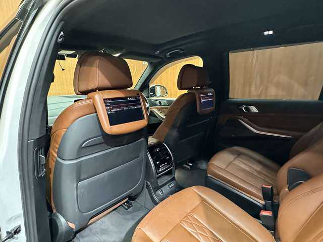 ＢＭＷ Ｘ７ xDrive35d Mスポーツ 千葉県 2020(令2)年 4.8万km ミネラルホワイト ウェルネスＰＫＧ　/パノラマＳＲ　/１オーナー　/６人乗り　/純正ナビ　/３６０°カメラ　/ＡＣＣ　/ＨＵＤ　/茶革　/シートヒーター　/ベンチレーター　/マッサージ機能　/ＬＥＤヘッドライト　/後席モニター　/エアサス
