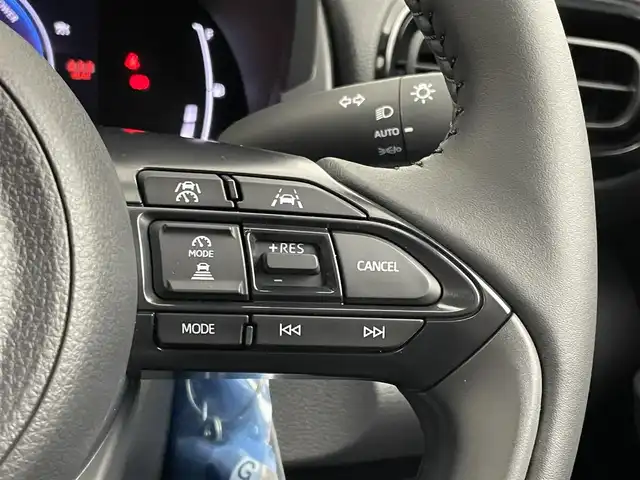 トヨタ ヤリスクロス ハイブリッド Z アドベンチャー 埼玉県 2025(令7)年 0.1千km プラチナホワイトパールマイカ 登録済未使用車　純正ナビ　パノラミックビューモニター　ＢＳＭ　ビルトインＥＴＣ２．０　セーフティセンス　レーダークルーズコントロール　シートヒーター　ステアリングヒーター　ＨＤＭＩ　オートハイビーム