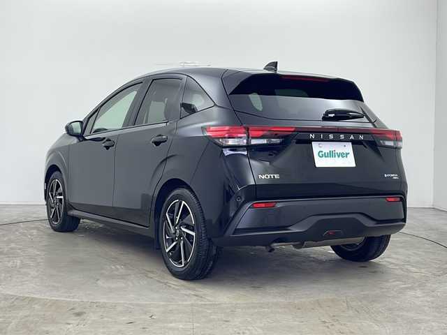 日産 ノート X FOUR 秋田県 2023(令5)年 2万km スーパーブラック 4WD/純正ディスプレイオーディオ　/AM/FM/Bluetooth/エマージェンシーブレーキ　/レーンキープアシスト　/横滑り防止装置　/前後クリアランスソナー/速度標識表示/標識検知支援/ふらつき警報　/オートマチックハイビーム　/前席シートヒーター　/ステアリングヒーター　/ＬＥＤヘッドライト/フォグランプ/オートブレーキホールド/電動パーキング/プッシュスタート/スペアキー/フロアマット/純正アルミホイール