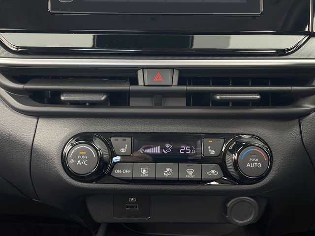 日産 ノート X FOUR 秋田県 2023(令5)年 2万km スーパーブラック 4WD/純正ディスプレイオーディオ　/AM/FM/Bluetooth/エマージェンシーブレーキ　/レーンキープアシスト　/横滑り防止装置　/前後クリアランスソナー/速度標識表示/標識検知支援/ふらつき警報　/オートマチックハイビーム　/前席シートヒーター　/ステアリングヒーター　/ＬＥＤヘッドライト/フォグランプ/オートブレーキホールド/電動パーキング/プッシュスタート/スペアキー/フロアマット/純正アルミホイール