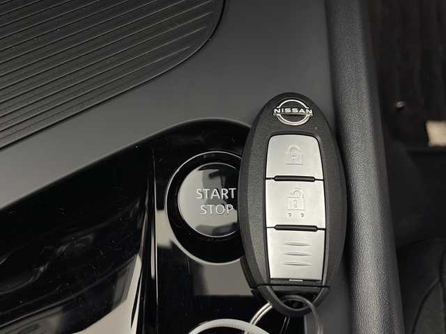 日産 ノート X FOUR 秋田県 2023(令5)年 2万km スーパーブラック 4WD/純正ディスプレイオーディオ　/AM/FM/Bluetooth/エマージェンシーブレーキ　/レーンキープアシスト　/横滑り防止装置　/前後クリアランスソナー/速度標識表示/標識検知支援/ふらつき警報　/オートマチックハイビーム　/前席シートヒーター　/ステアリングヒーター　/ＬＥＤヘッドライト/フォグランプ/オートブレーキホールド/電動パーキング/プッシュスタート/スペアキー/フロアマット/純正アルミホイール