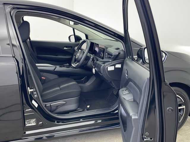 日産 ノート X FOUR 秋田県 2023(令5)年 2万km スーパーブラック 4WD/純正ディスプレイオーディオ　/AM/FM/Bluetooth/エマージェンシーブレーキ　/レーンキープアシスト　/横滑り防止装置　/前後クリアランスソナー/速度標識表示/標識検知支援/ふらつき警報　/オートマチックハイビーム　/前席シートヒーター　/ステアリングヒーター　/ＬＥＤヘッドライト/フォグランプ/オートブレーキホールド/電動パーキング/プッシュスタート/スペアキー/フロアマット/純正アルミホイール