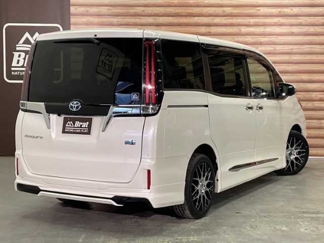 トヨタ エスクァイア ハイブリッド Gi 福島県 2020(令2)年 5.3万km ホワイトパールクリスタルシャイン AIS検査済み/【2501028810】/純正SDナビ/フルセグ/バックカメラ/クリアランスソナー/ステアリングリモコン/前席シートヒーター/両側パワスラ/ビルトインETC(2.0)/レザーシート/ウィンカーミラー/フリップダウンモニター/リアサンシェード/クルーズコントロール/前後ドラレコ/スマートキー/プッシュスタート/フロアマット/17AW テクノピア カシーナ XV-5（社外）/BFグッドリッチ g-FORCE フェノム T/A（社外）