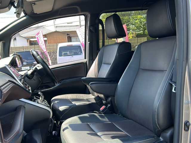 トヨタ エスクァイア ハイブリッド Gi 愛知県 2018(平30)年 5.4万km アバンギャルドブロンズメタリック /禁煙車/ワンオーナー//純正9インチSDナビ・フルセグTV//バックカメラ/ビルトインETC//純正ドライブレコーダー（ナビ連携）//トヨタセーフティセンス//プリクラッシュセーフティ//レーンディパーチャーアラート//クルーズコントロール//両側パワースライドドア//黒合皮革シート//D/N席シートヒーター//プッシュスタート//LEDオートライト//純正１６インチアルミ//オートマチックハイビーム//純正フロアマット//純正ドアバイザー//電動格納ミラーウインカー//ステアリングスイッチ//リアサンシェード//新車保証書//スペアキー