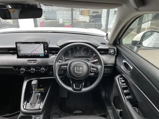 ホンダ ヴェゼル ハイブリッド e:HEV Z 千葉県 2023(令5)年 0.8万km プラチナホワイトパール 純正9インチナビ/（フルセグTV/BT/FM/AM）/全周囲カメラ/衝突被害軽減システム/車線逸脱警報/クルーズコントロール/横滑り防止装置/ETC2.0/前後ドライブレコーダー/アイドリングストップ/LEDヘッドライト/オートライト/ウィンカーミラー/電動格納ミラー/純正18インチAW/電動リアゲート/ハーフレザーシート/シートヒーター/ワイヤレス充電器/プッシュスタート/スマートキー/フロアマット/ドアバイザー/スペアキー/取扱説明書/保証書