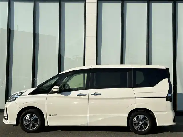 日産 セレナ e－パワー ハイウェイスター V 大阪府 2021(令3)年 2.1万km ブリリアントホワイトパール ワンオーナー　/プロパイロット/スマートルームミラー/純正ナビ　/   フルセグTV/CD/DVD/Bluetooth/USB/全方位モニター　/１１インチ後席モニター　　/衝突軽減ブレーキ/クリアランスソナー　　/両側パワースライドドア　/前後ドライブレコーダー/純正15インチアルミホイール　/純正フロアマット/プッシュスタート/スマートキー　/ＥＴＣ　/ＬＥＤ