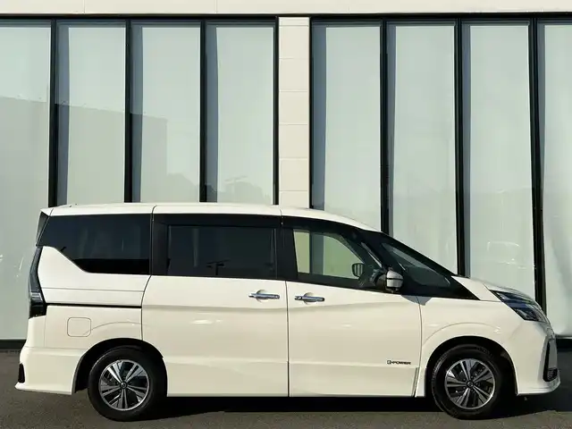 日産 セレナ e－パワー ハイウェイスター V 大阪府 2021(令3)年 2.1万km ブリリアントホワイトパール ワンオーナー　/プロパイロット/スマートルームミラー/純正ナビ　/   フルセグTV/CD/DVD/Bluetooth/USB/全方位モニター　/１１インチ後席モニター　　/衝突軽減ブレーキ/クリアランスソナー　　/両側パワースライドドア　/前後ドライブレコーダー/純正15インチアルミホイール　/純正フロアマット/プッシュスタート/スマートキー　/ＥＴＣ　/ＬＥＤ