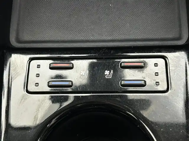 トヨタ プリウス A プレミアム 岡山県 2019(平31)年 7.2万km ホワイトパールクリスタルシャイン モデリスタエアロ/純正9インチナビ/・FM/AM/Bluetooth/フルセグ/CD/DVD/バックカメラ/合皮シート/・パワーシート/・ベンチレーション/アクセサリーコンセント/パーキングアシスト/ビルトインETC/ドライブレコーダー/トヨタセーフティーセンス/・プリクラッシュセーフティ/・レーンキープアシスト/・コーナーセンサー/・レーダークルーズコントロール/・オートマチックハイビーム/HUD/LEDヘッドライト/・フォグライト/純正フロアマット